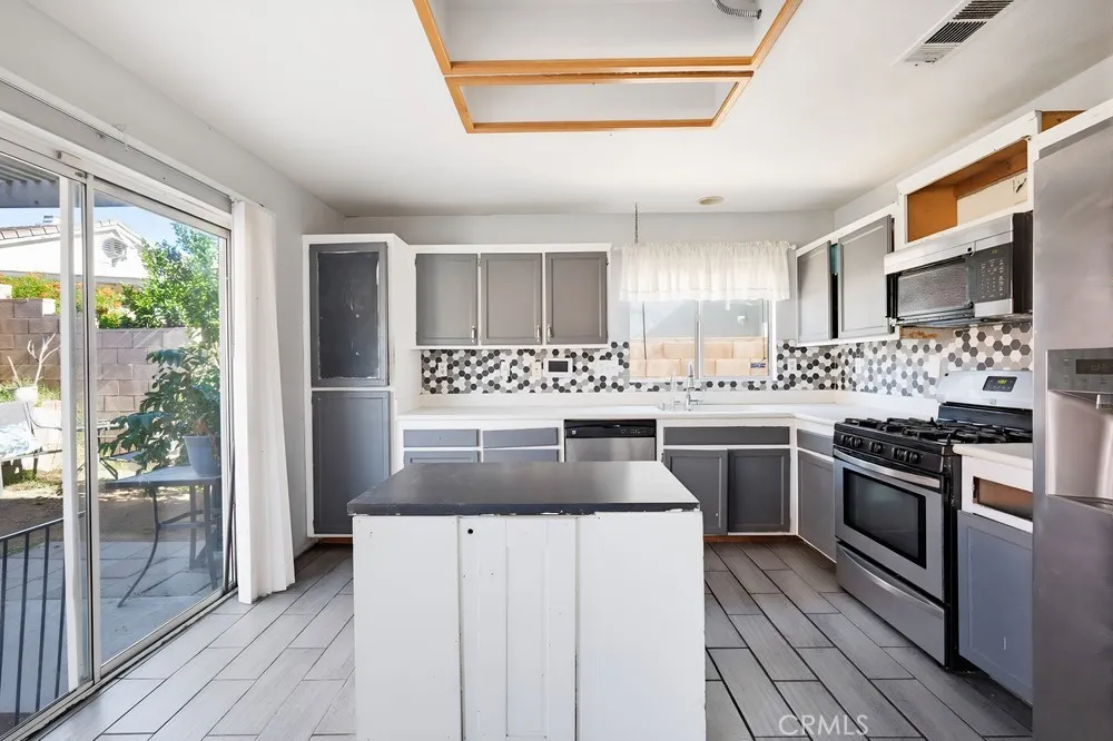 1216 Lilac Ridge Drive, Perris, California 92571 home-pic-14